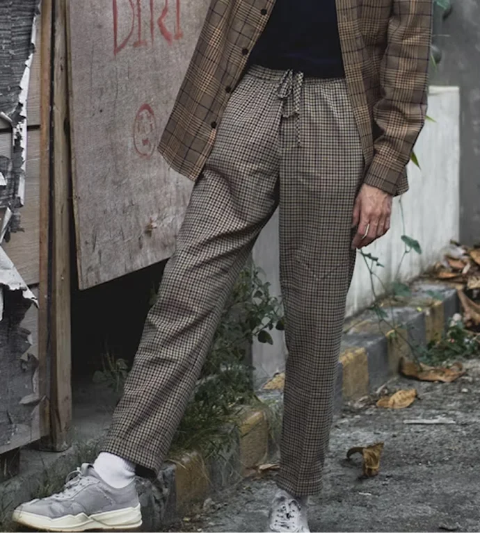 Muške karirane pantalone elegantnog kroja u urbanom stilu