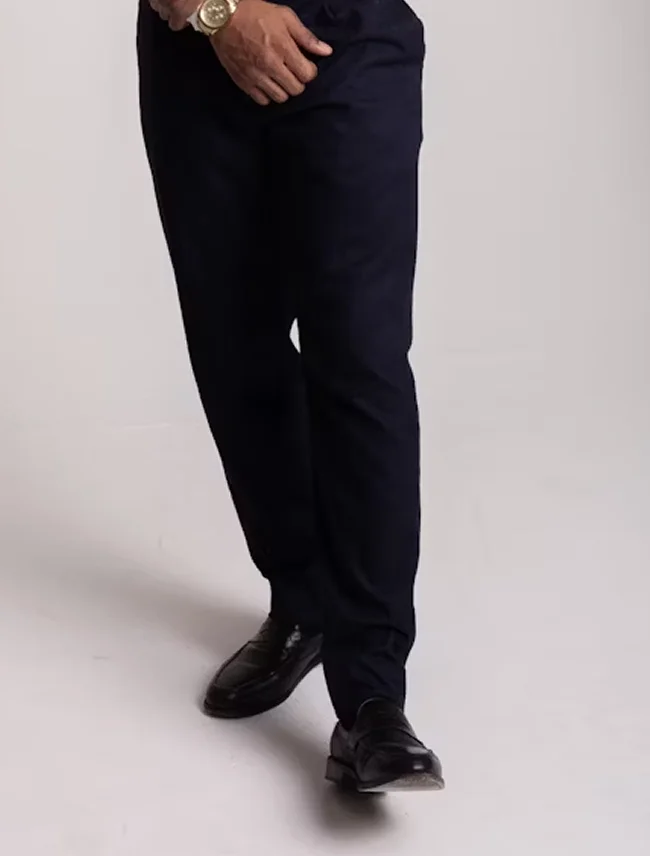 Muške tamnoplave elegantne pantalone uz cipele