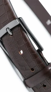 Muski tamnobraon kais detalj plocice sa teksturom zmijske koze