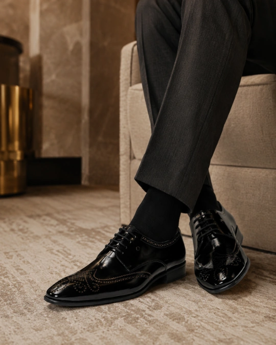 Crne elegantne cipele na modelu