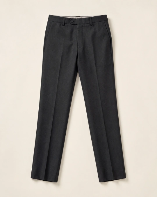 Crne pantalone polozene uspravno