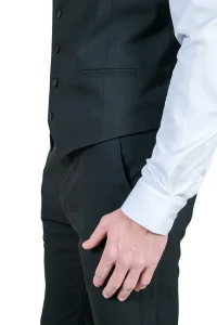 Muski crni prsluk detalj materijala