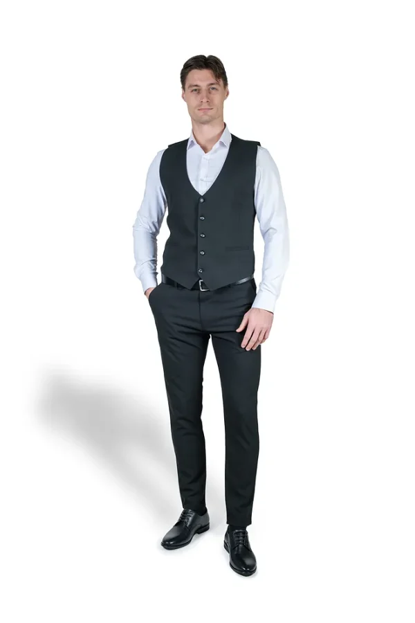 Muski crni prsluk portret modela