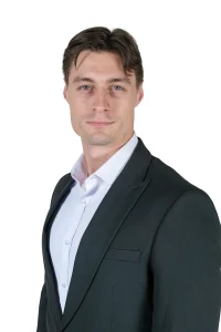Muski crni sako portret modela