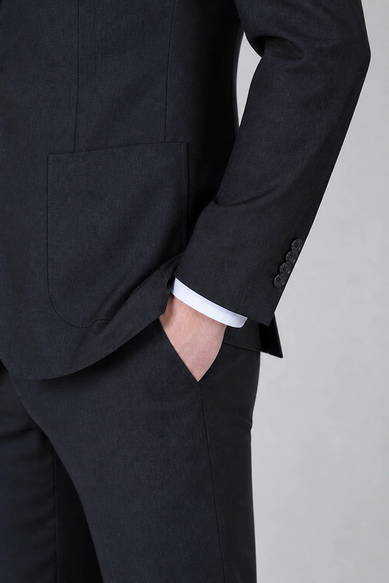 Crno dvodelno detalj dzep