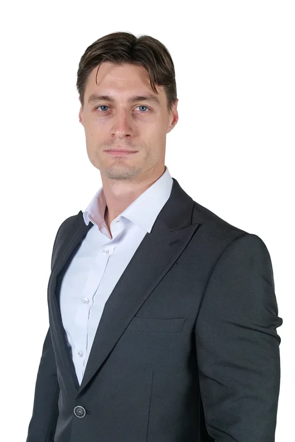 Crno mu&scaron;ko dvodelno elegantno odelo portret modela