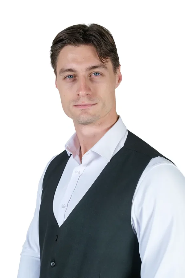 Crno mu&scaron;ko slim fit odelo prsluk i pantalone gornji deo prednji prikaz