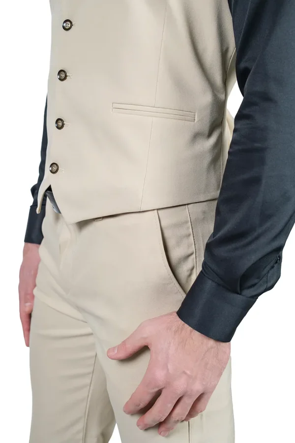 Detalj krem muškog slim fit odela prsluk i pantalone