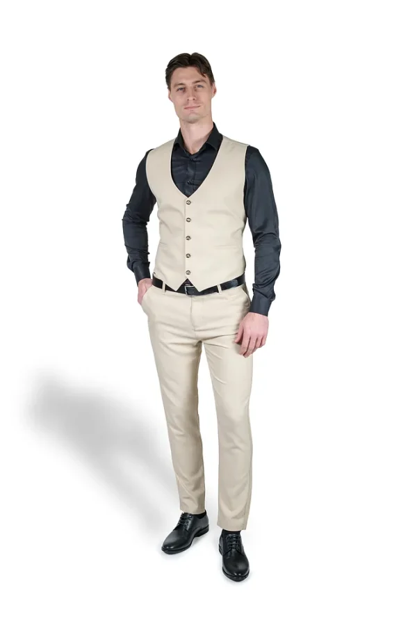 Muski krem prsluk portret modela