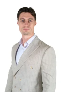 Musko krem prugasto odelo portret modela
