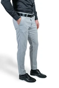 Muske svetlosive pantalone bocni izgled