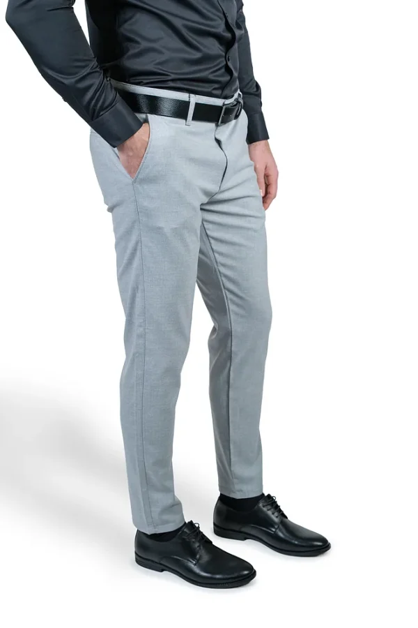 Muske svetlosive pantalone bocni izgled