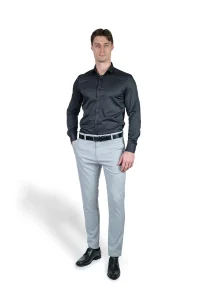 Muske svetlosive pantalone sa kosuljom