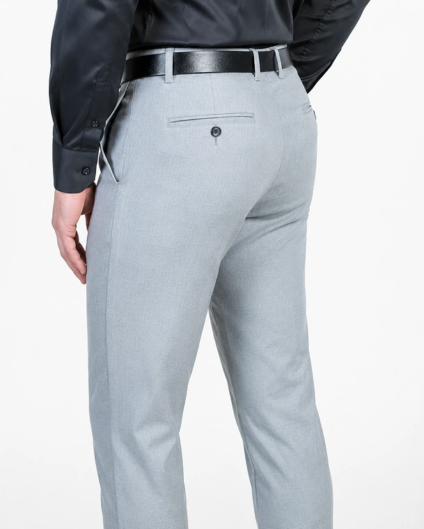 Svetlosivo pantalone detalji