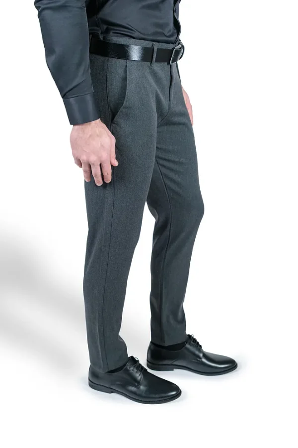 Muske tamnosive pantalone bocni izgled