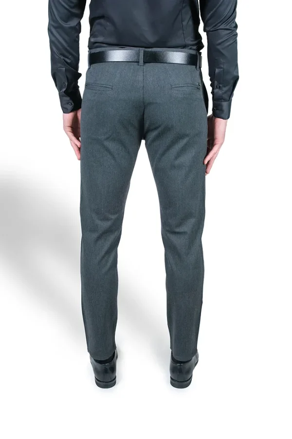 Muske tamnosive pantalone zadnji izgled