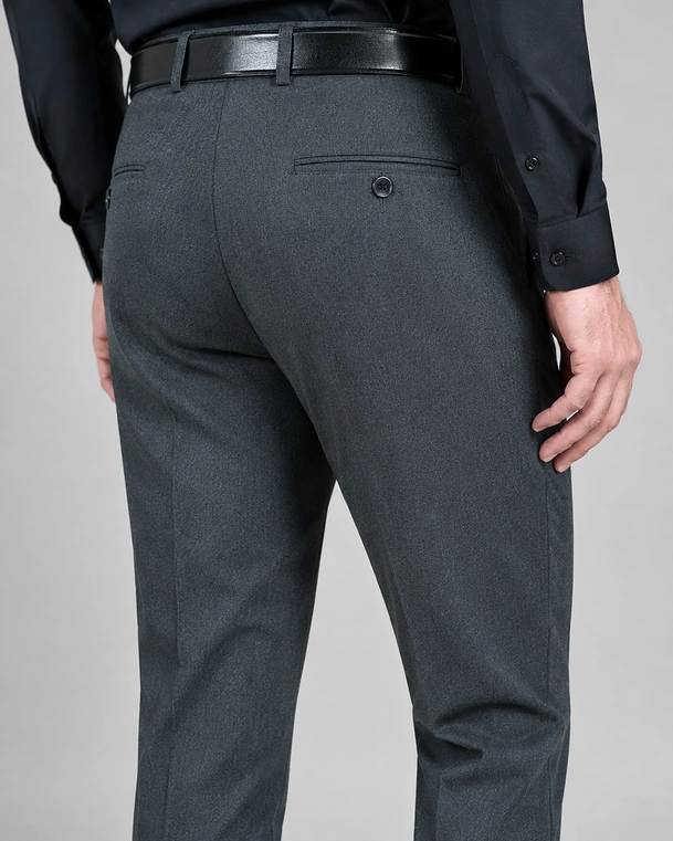 Tamnosive pantalone detalj