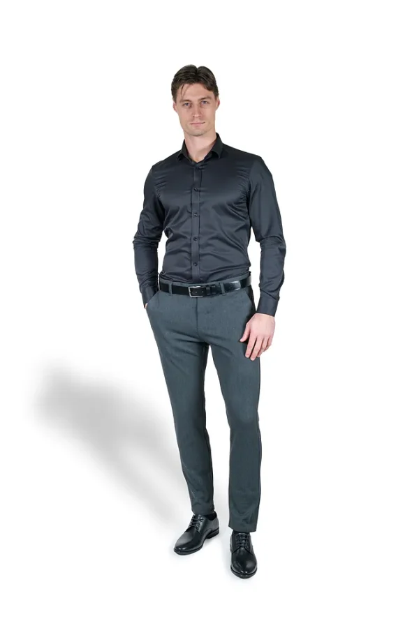 Muske tamnosive pantalone sa kosuljom