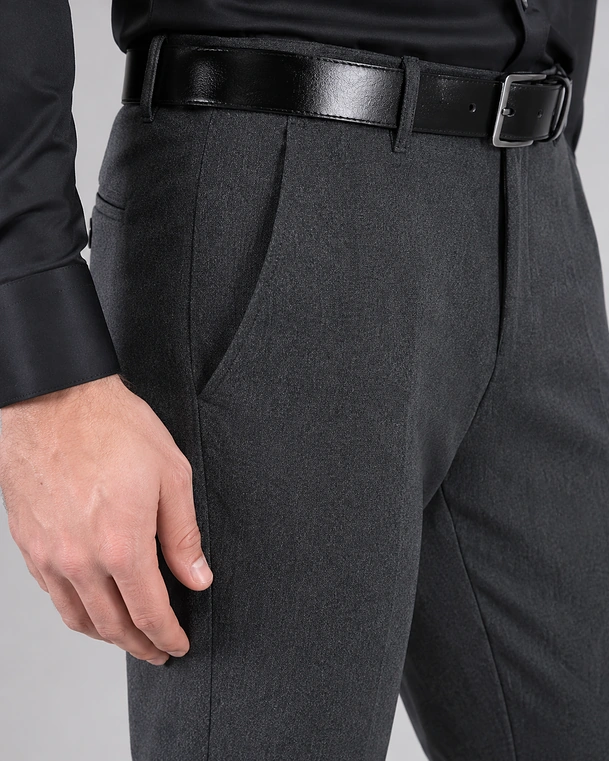 Tamnosive pantalone model