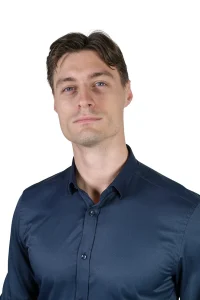 Muska teget satenska kosulja portret modela