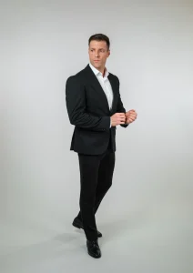 Crno odelo Fit u pokretu