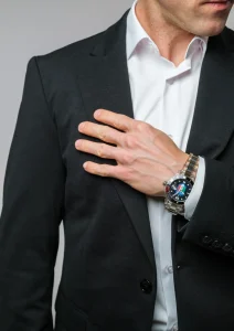 Detalj crnog odela Fit sa sakoom i košuljom