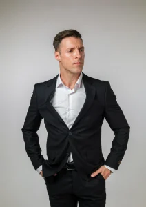 Crno vuneno muško dvodelno odelo elegantan full body prikaz