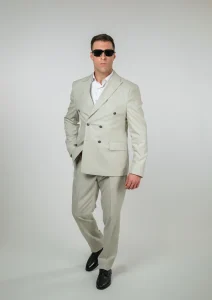 Krem mu&scaron;ko odelo sa dvorednim kopčanjem na pruge Lugo Fit elegantan full body prikaz