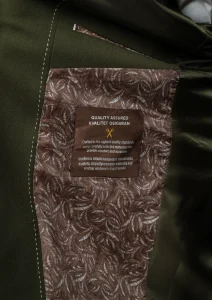Detalj maslinastog muškog trodelnog odela Lugo Fit sa rukavom
