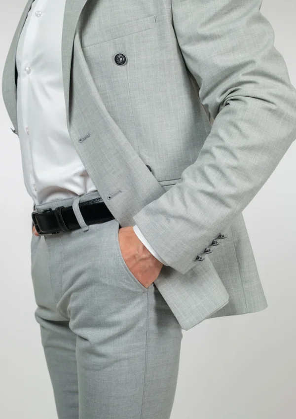 Detalj silver svetlosivog slim fit muškog dvodelnog odela Napoli Fit sa sakoom i pantalonama