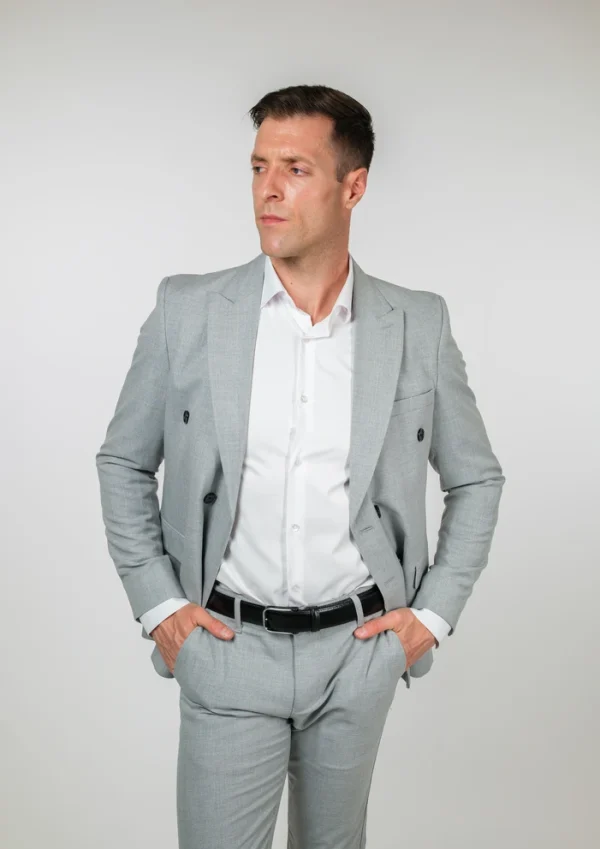 Svetlosivo muško odelo sa dvorednim kopčanjem Sport Fit elegantan full body prikaz