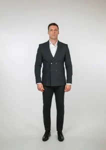 Tamnosivo muško odelo sa dvorednim kopčanjem Sport Fit elegantan full body prikaz