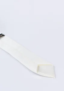 Bela muška kravata detalj materijala