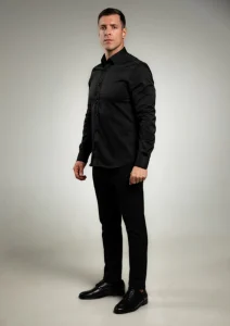 Crna elegantna muška satenska košulja prikaz celog modela
