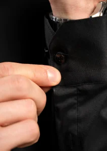 Crna muška košulja satenskog sjaja detalj dugmića i materijala