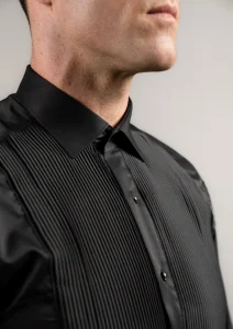 Crna elegantna smoking košulja detalj kragne