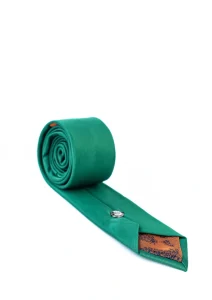 Emerald kravata za muškarce položena na podlozi