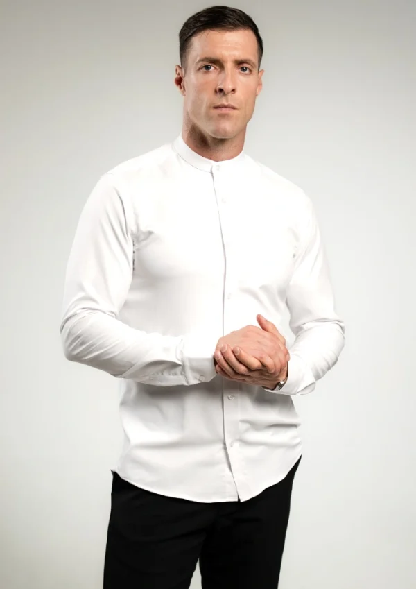 Bela muška košulja elegantan prikaz na modelu