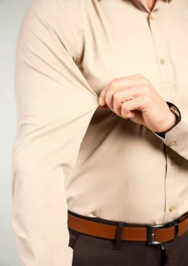 Krem elegantna muška satenska košulja bočni detalj