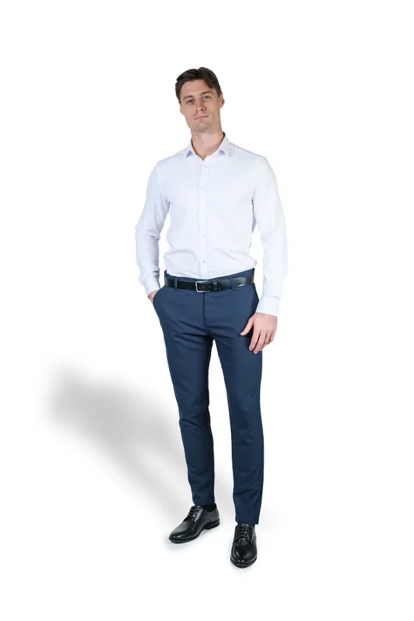 Teget muške pantalone kompletan izgled na modelu